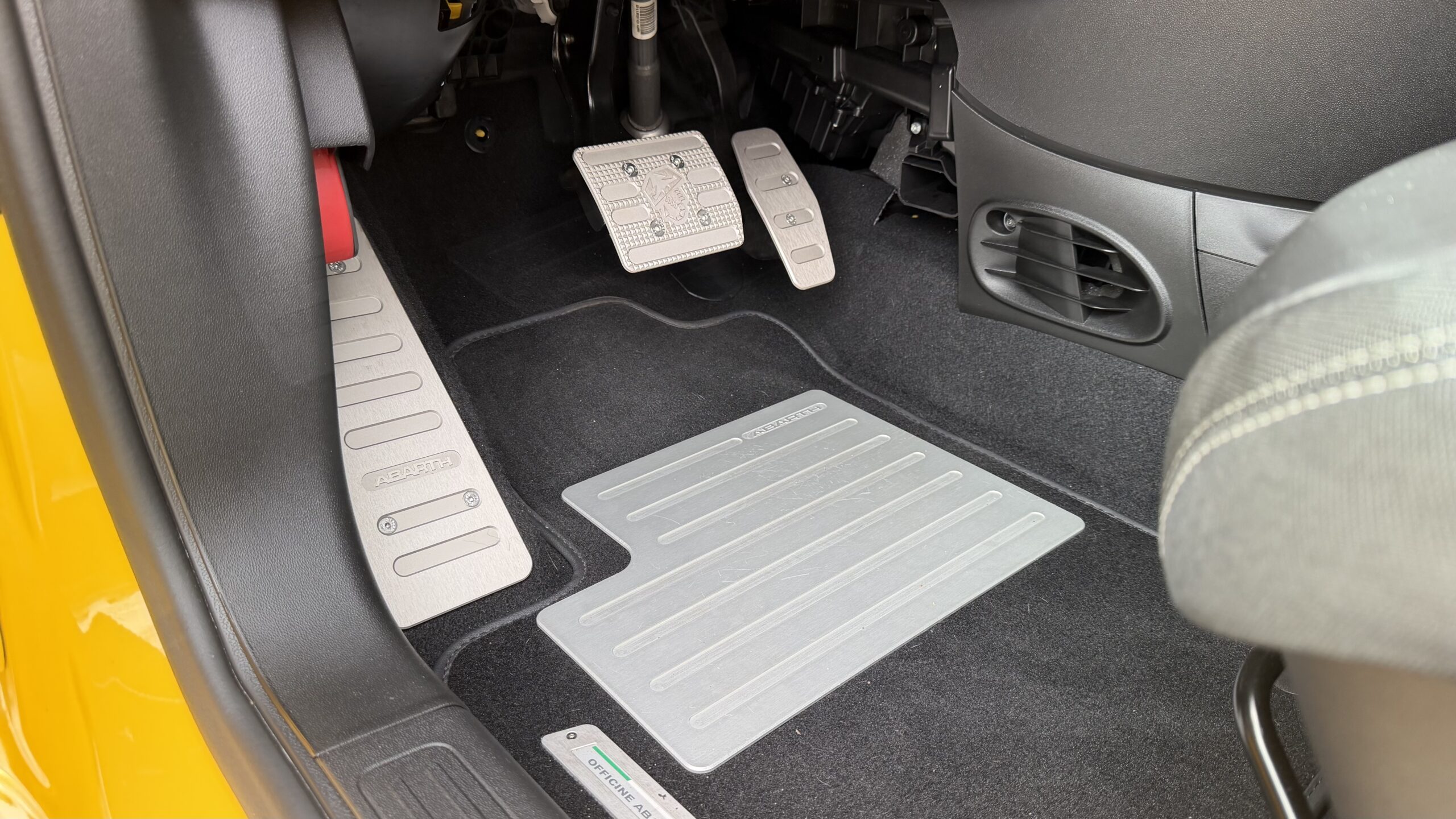 
								Abarth 595 BJ02-2021 70th Anniversary MTA Competizione full									