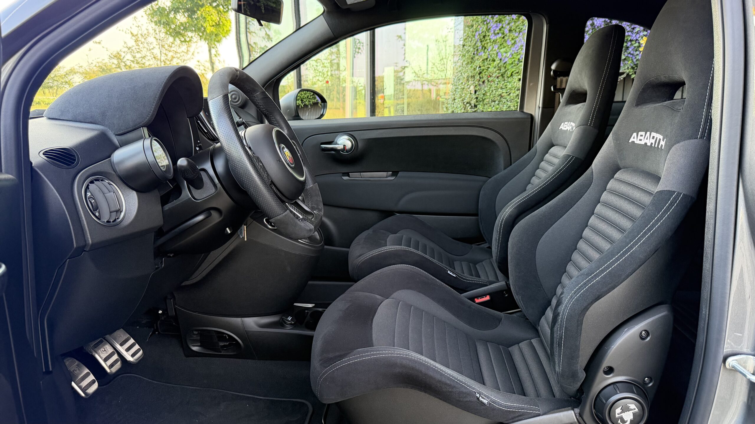 
								Abarth 695 Competizione 180pk BJ03-2022 12dkm Grigio met. full									