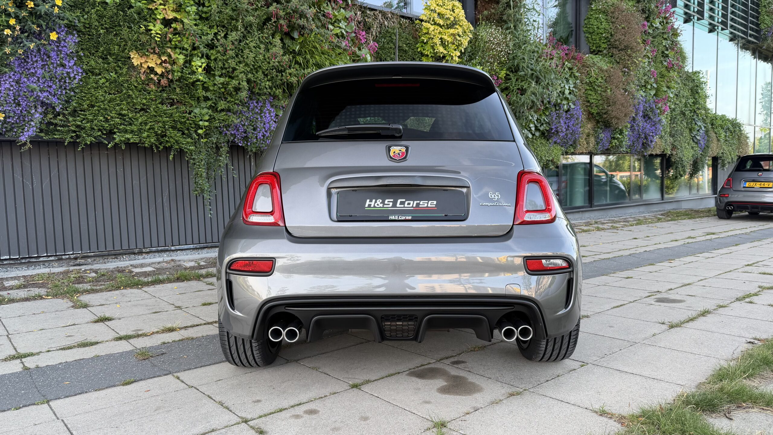 
								Abarth 695 Competizione 180pk BJ03-2022 12dkm Grigio met. full									