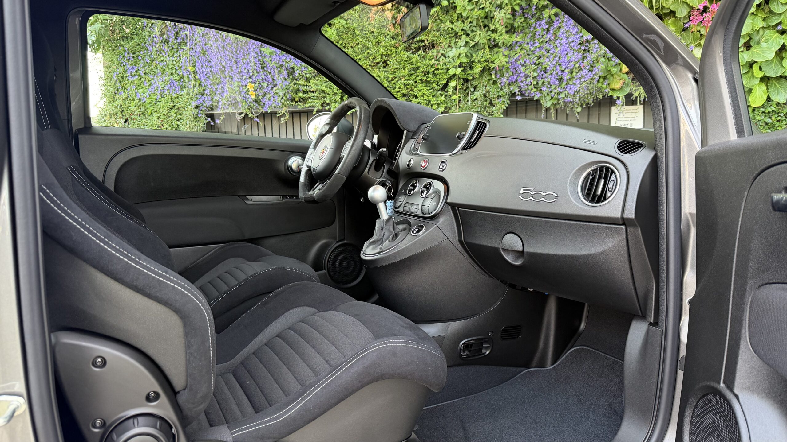 
								Abarth 695 Competizione 180pk BJ03-2022 12dkm Grigio met. full									