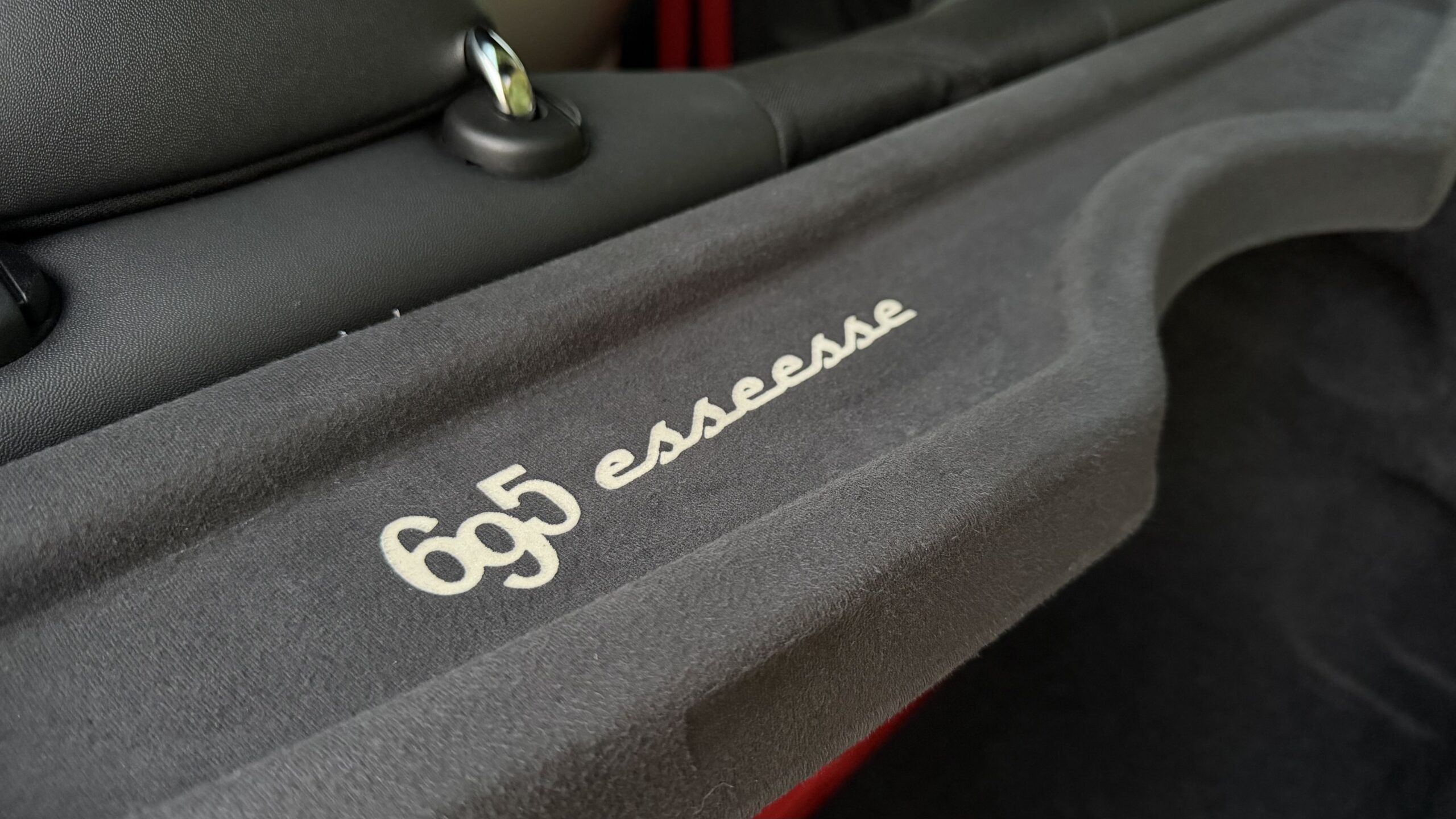 
								VERKOCHT! Abarth 695 BJ06-2022 Esseesse ‘one of 695’ 69dkm Grigio full									